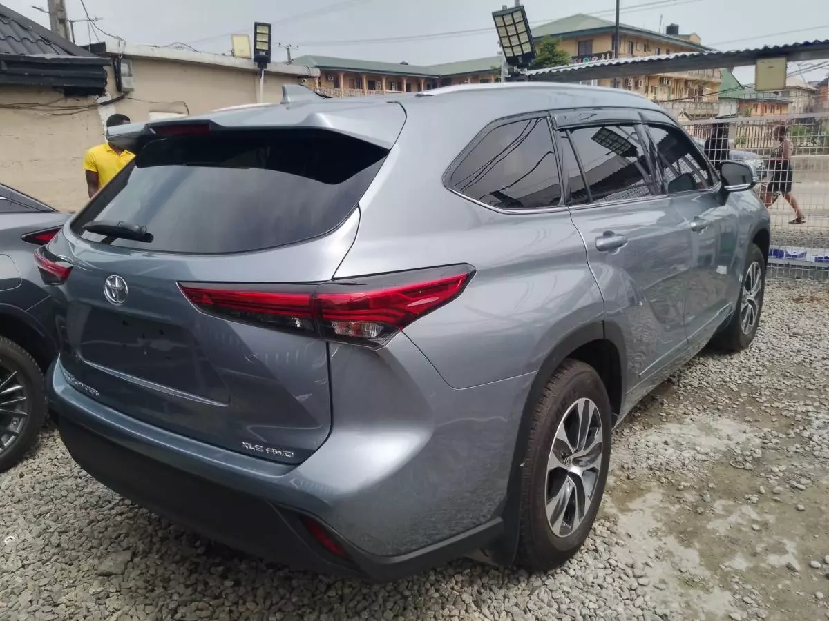 Toyota Highlander   - 2020