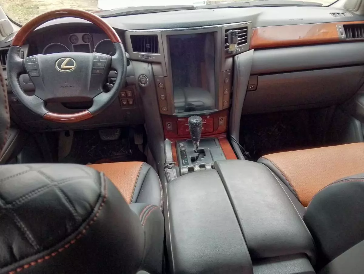 Lexus LX 570   - 2005