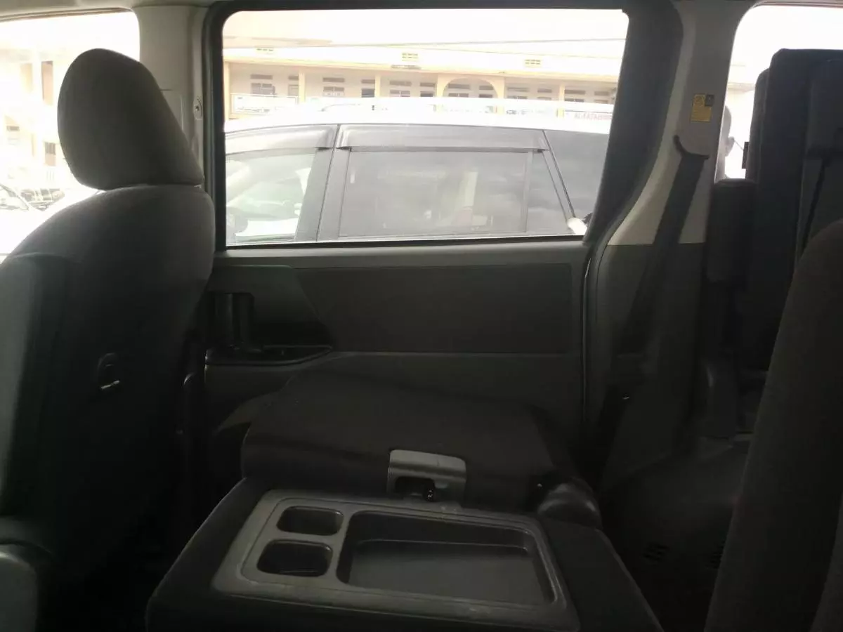 Toyota Noah - 2009