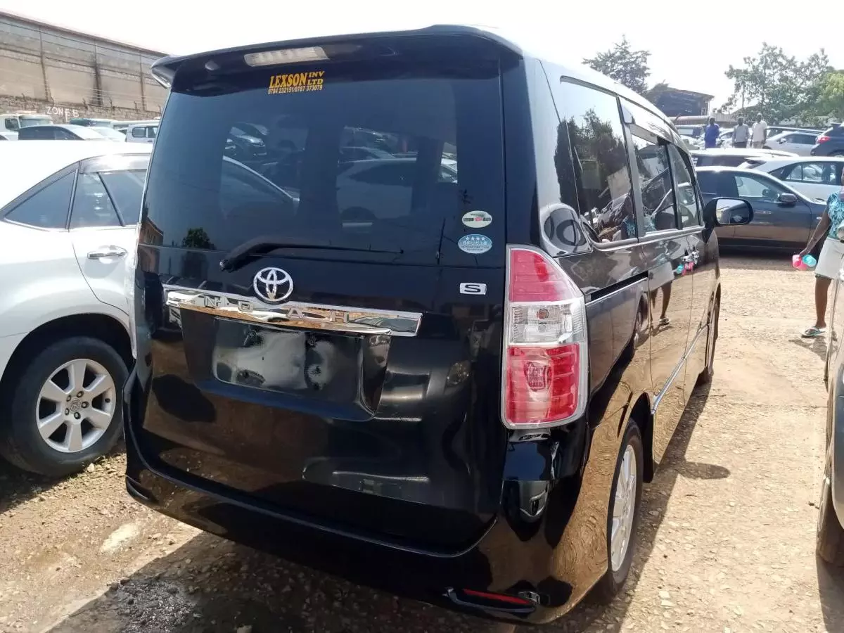 Toyota Noah   - 2010