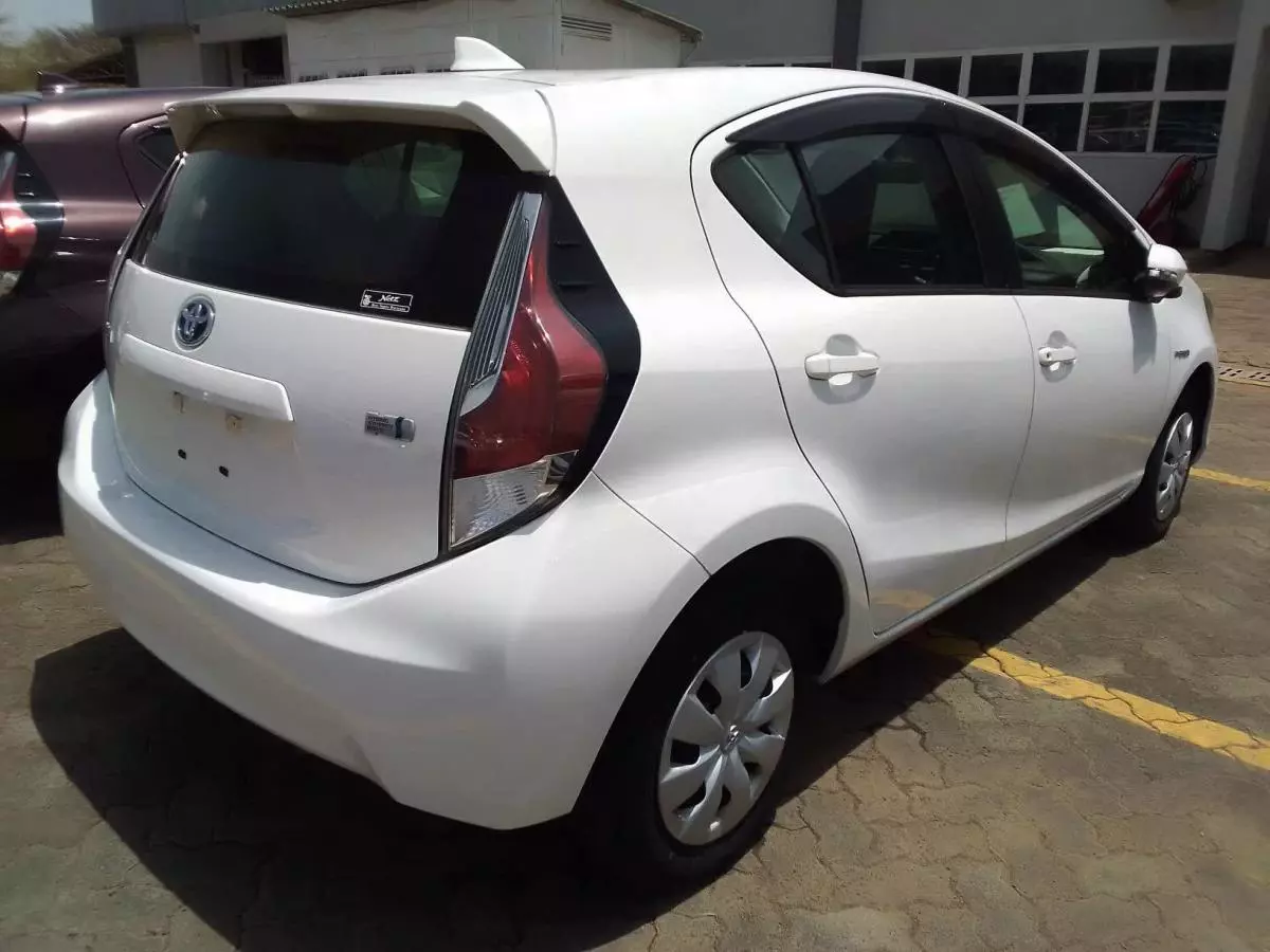 Toyota Aqua Hybrid - 2015