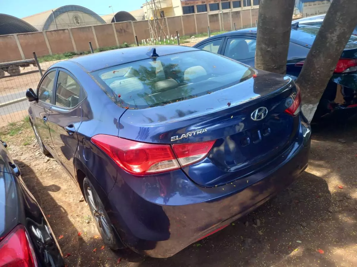 Hyundai Elantra   - 2013