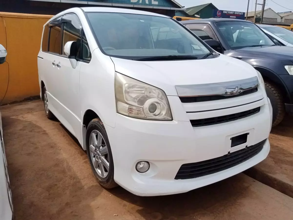 Toyota Noah   - 2009