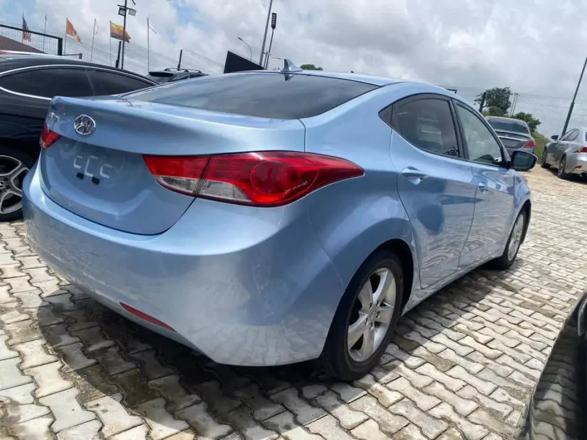 Hyundai Elantra   - 2012