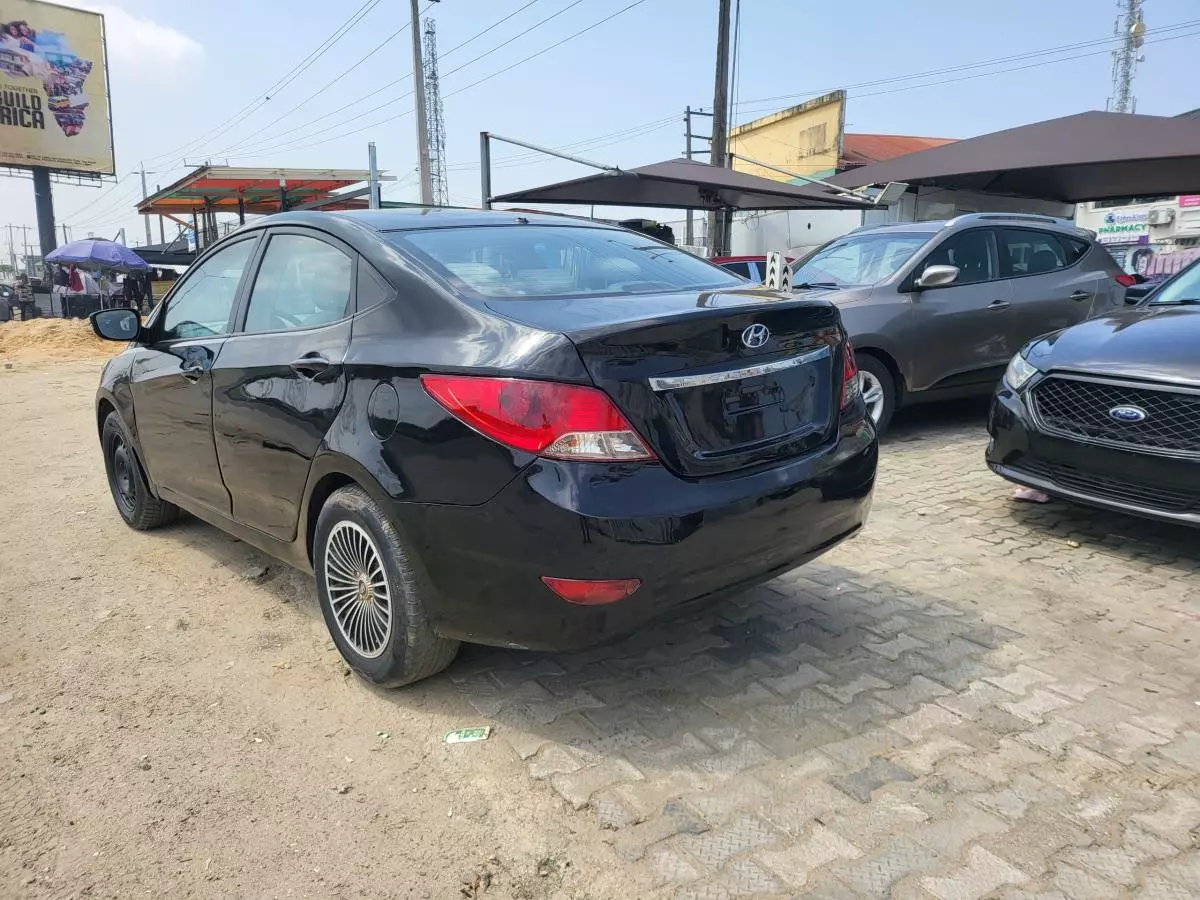 Hyundai Accent   - 2011