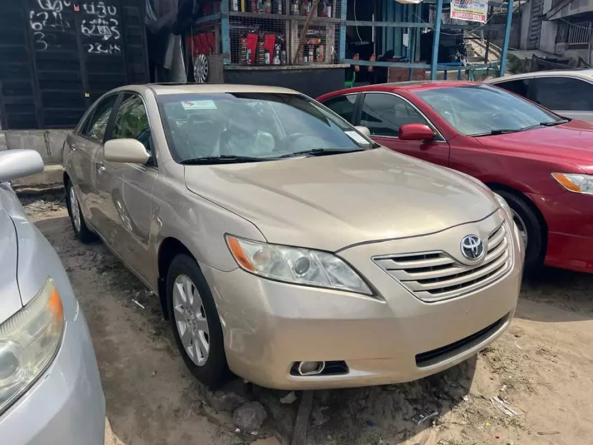 Toyota Camry   - 2009