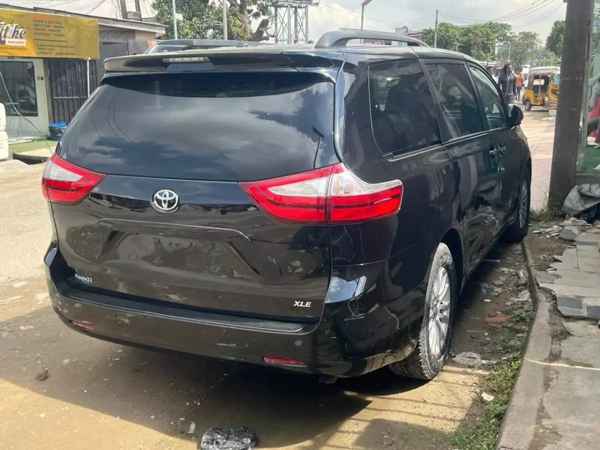 Toyota Sienna   - 2015