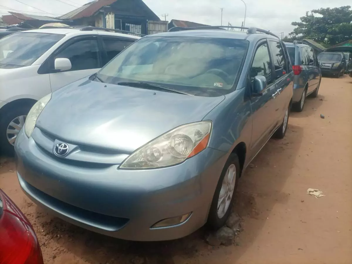 Toyota Sienna   - 2006