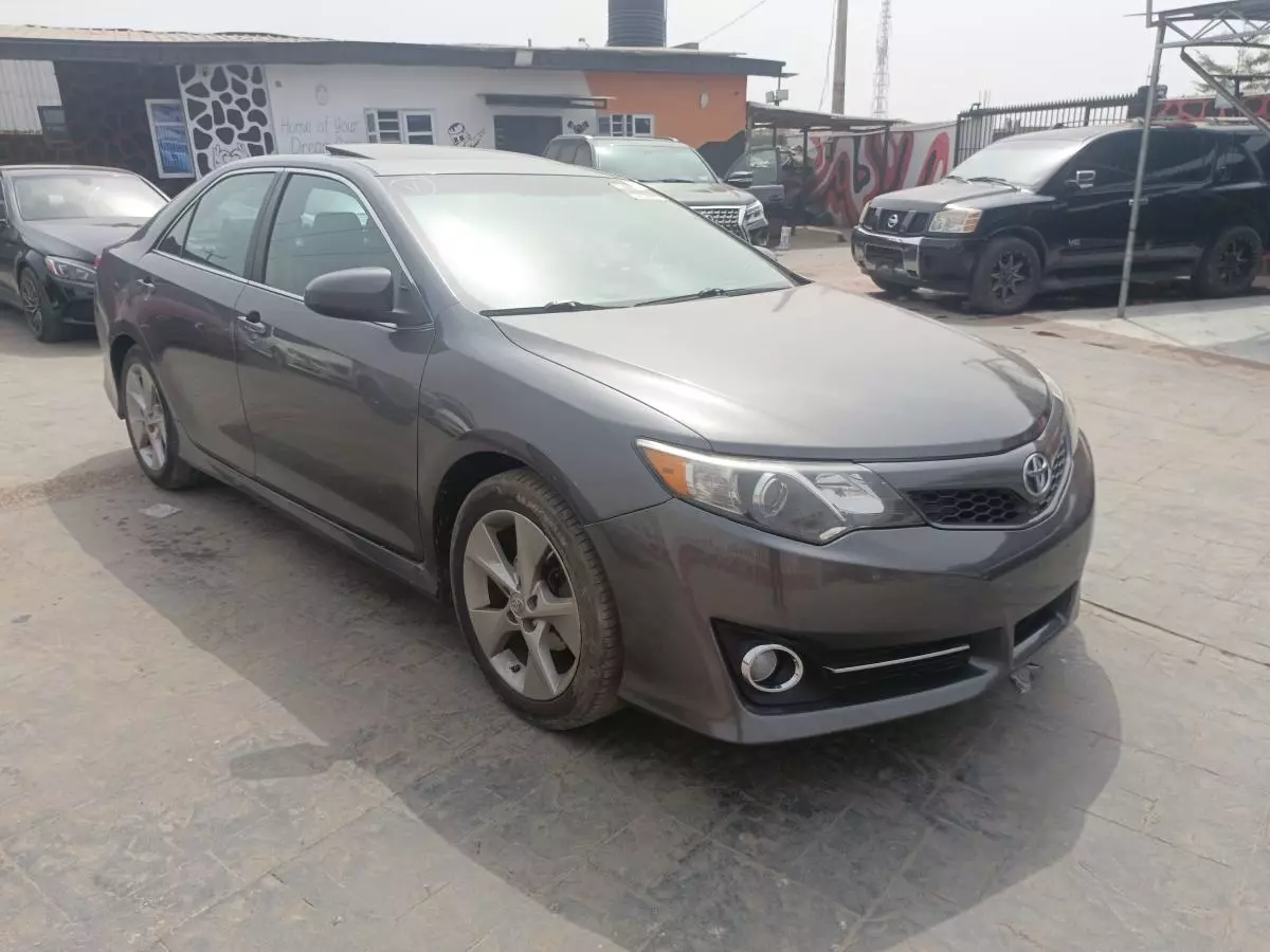 Toyota Camry   - 2014