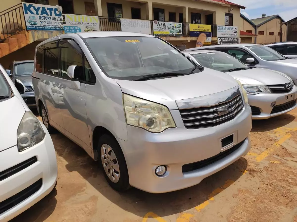 Toyota Noah - 2009