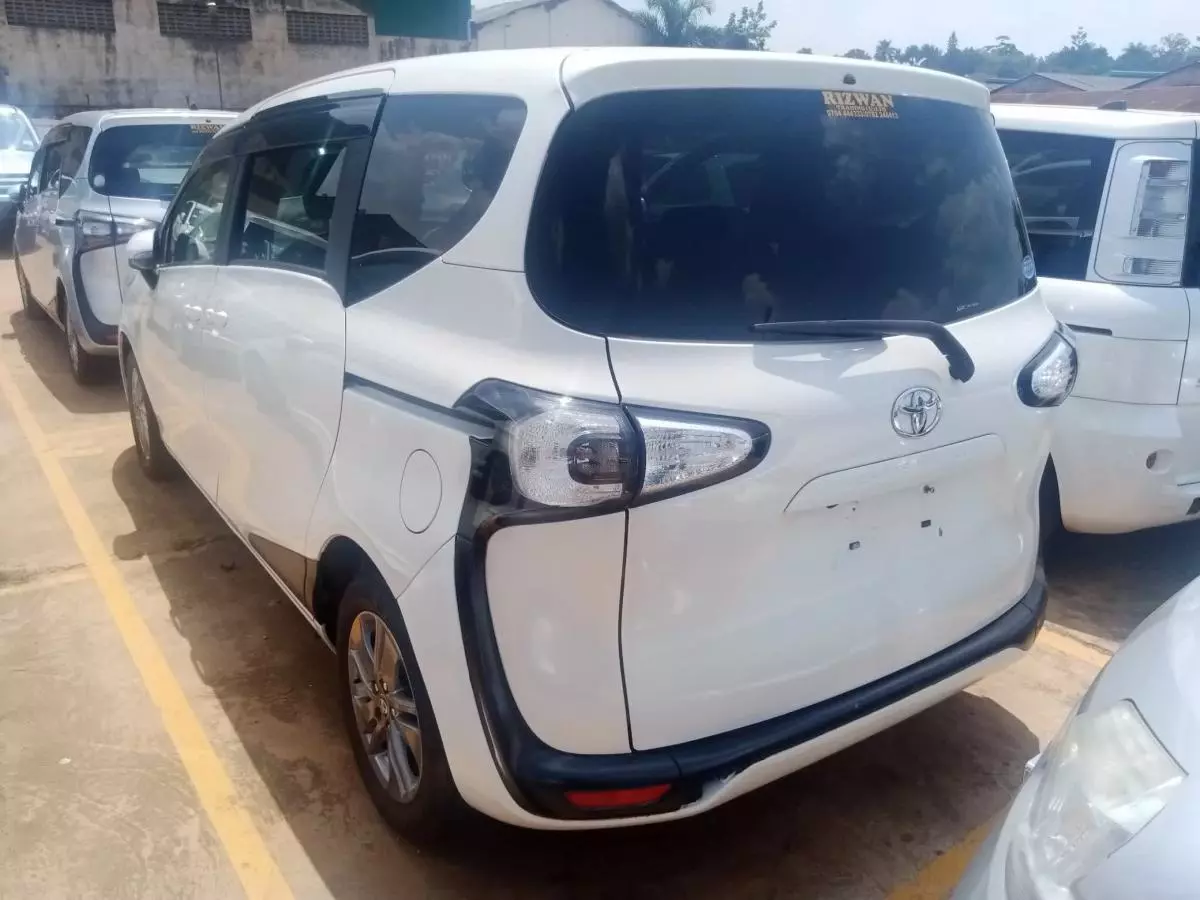 Toyota Sienta Hybrid    - 2014