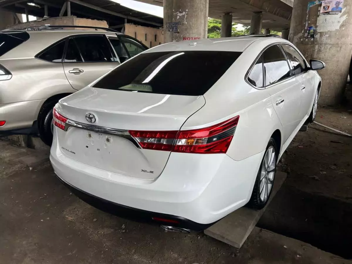 Toyota Avalon   - 2013