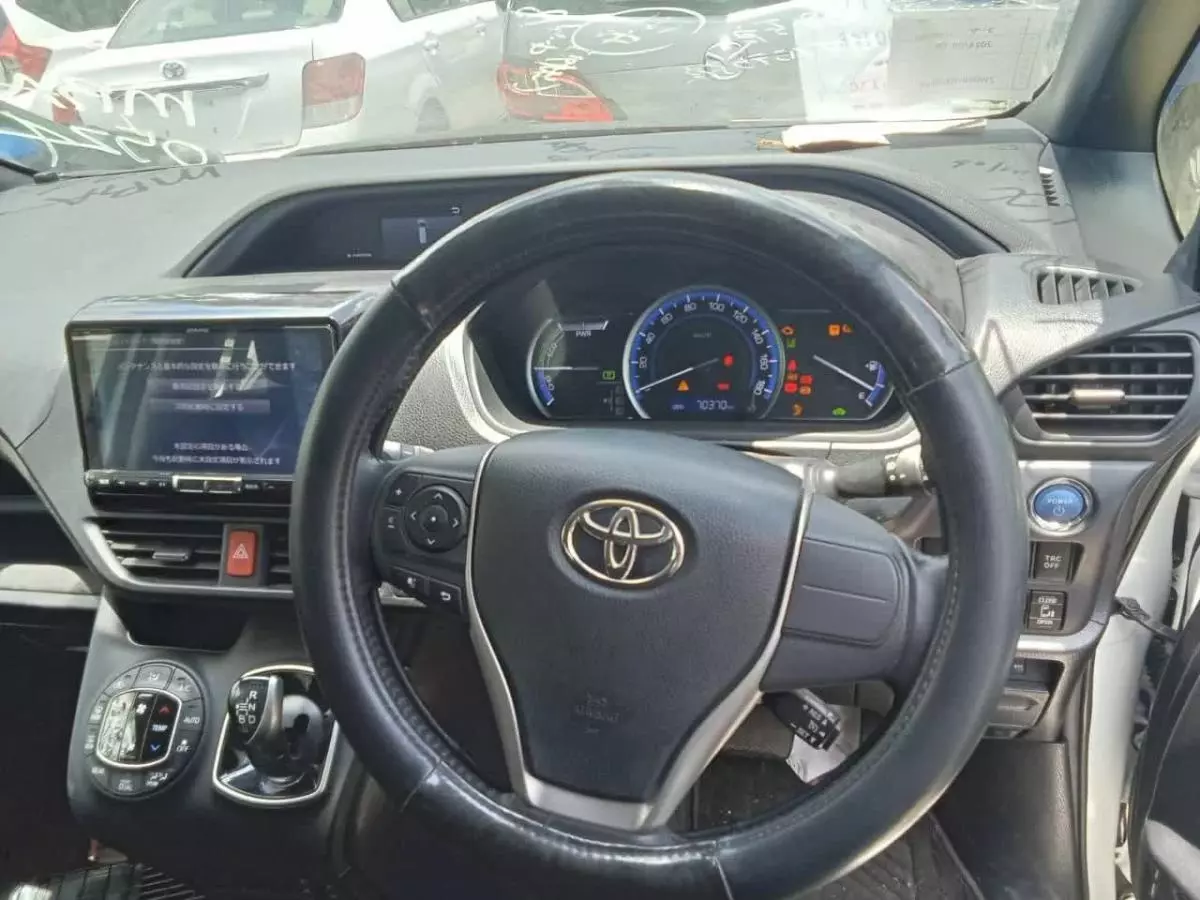 Toyota Voxy Hybrid   - 2016