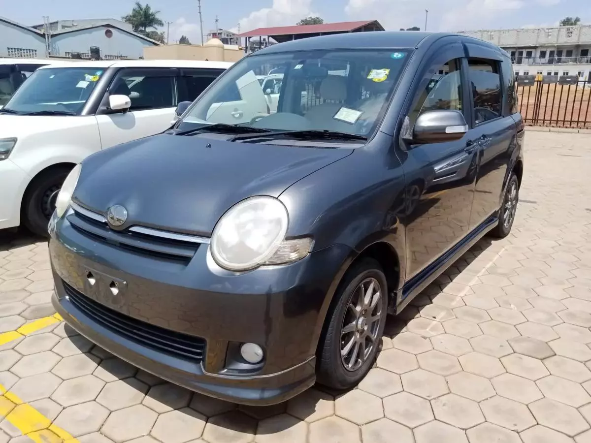 Toyota Sienta   - 2009