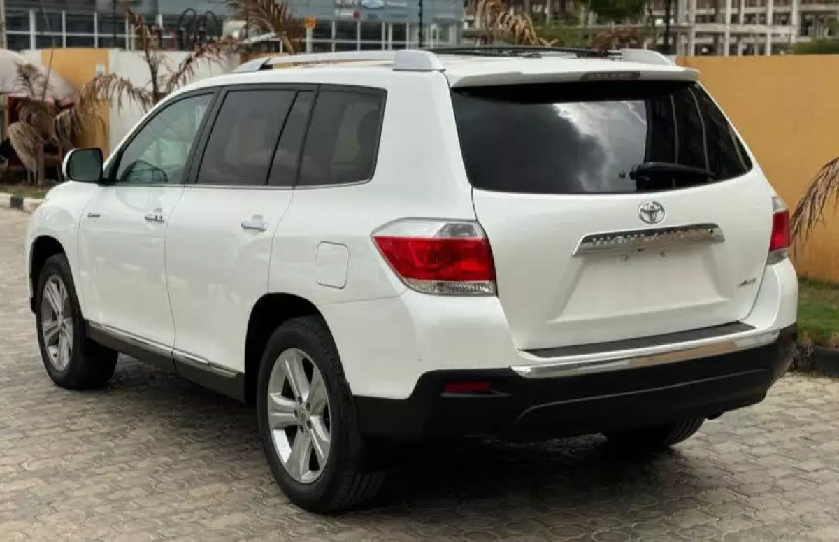 Toyota Highlander   - 2012