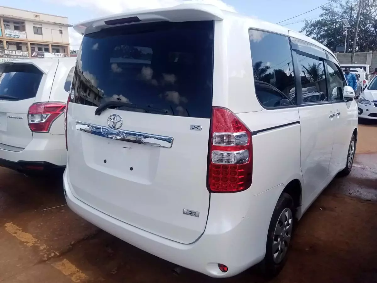 Toyota Noah   - 2011