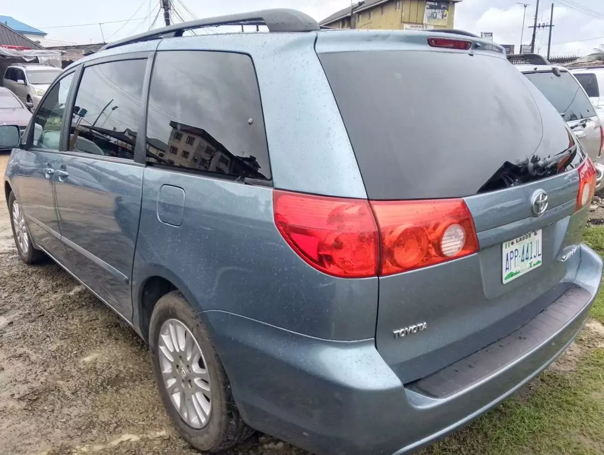 Toyota Sienna   - 2010