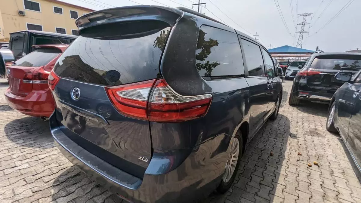 Toyota Sienna - 2016
