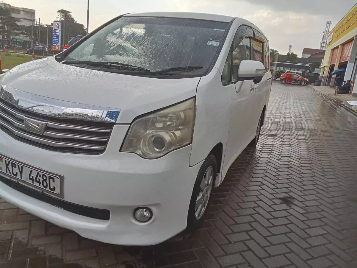 Toyota Noah   - 2015