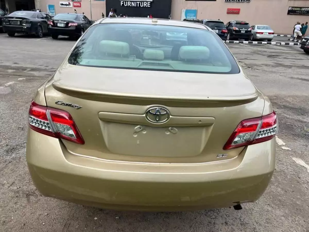 Toyota Camry   - 2011