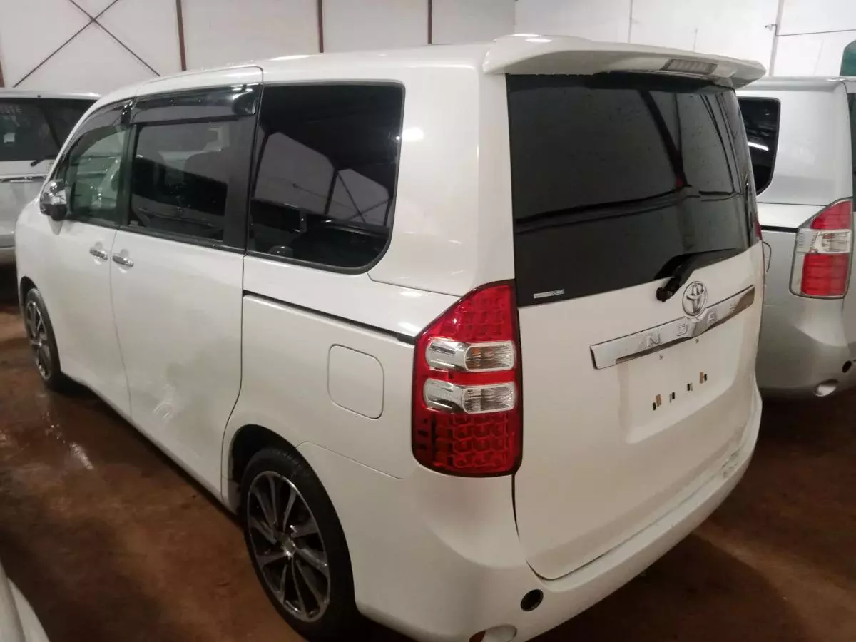 Toyota Noah   - 2009