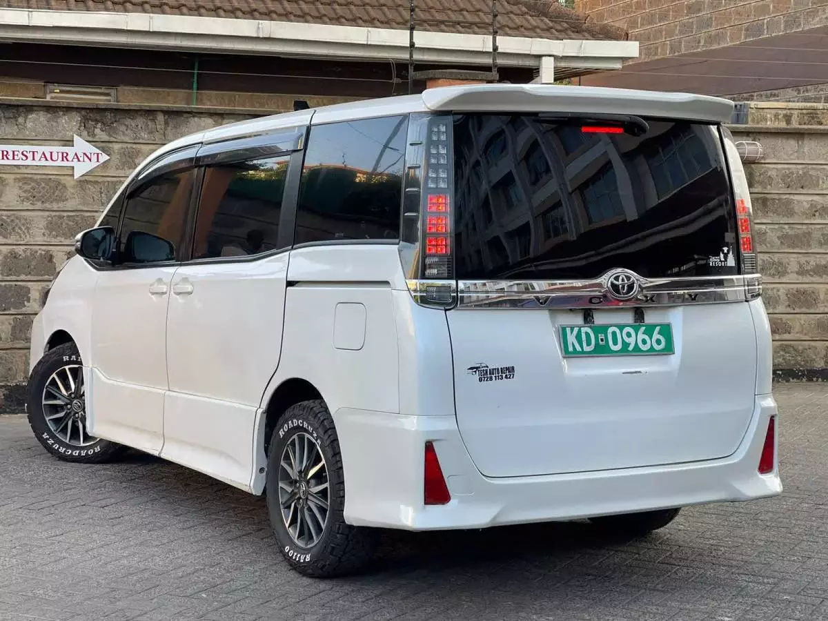Toyota Voxy  - 2015