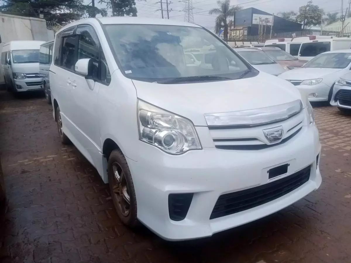 Toyota Noah   - 2012