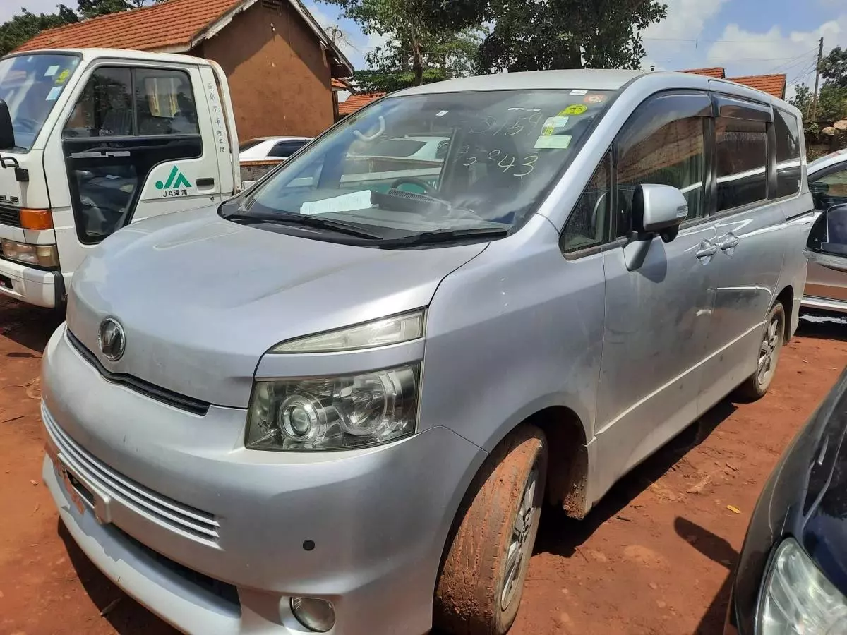 Toyota Voxy    - 2009