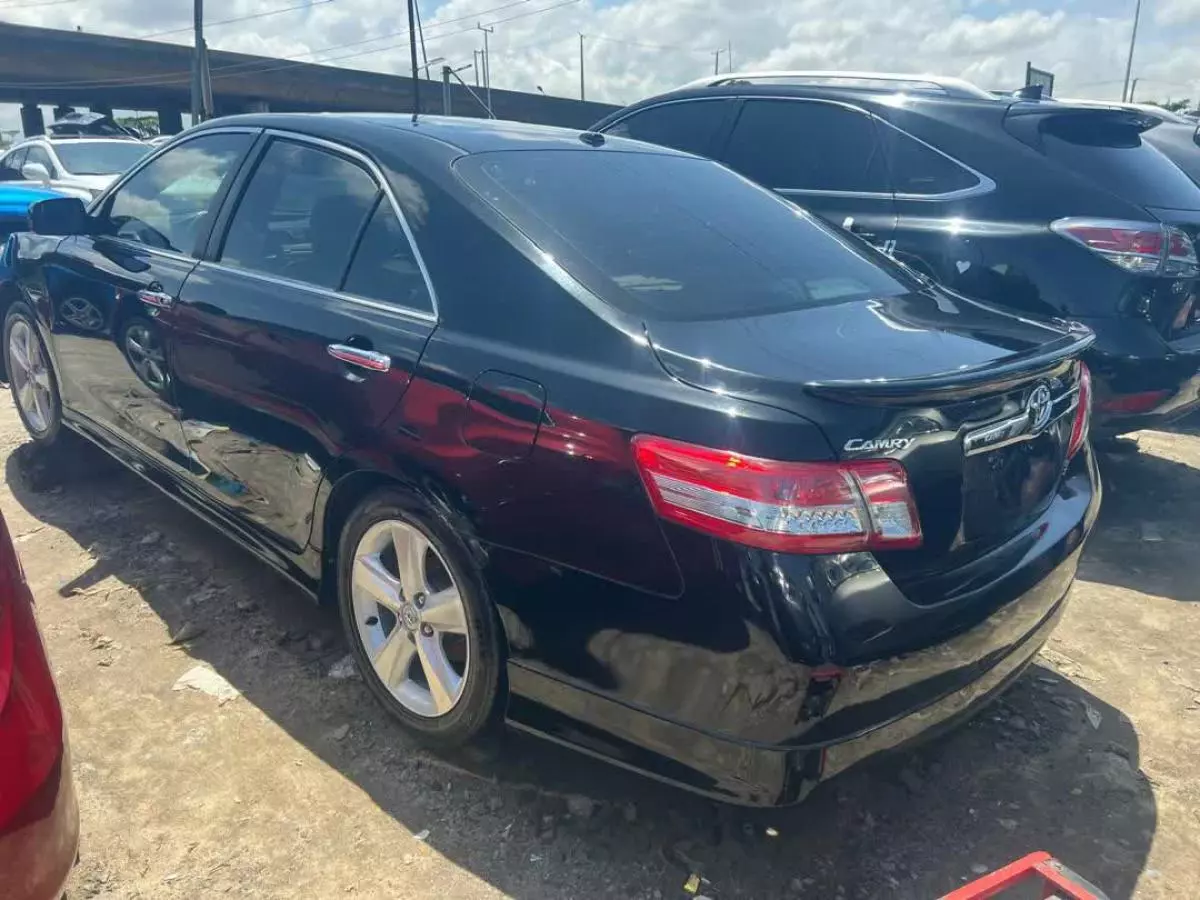 Toyota Camry   - 2011