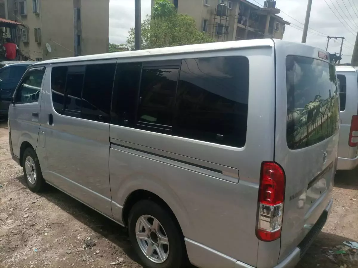 Toyota Hiace   - 2009