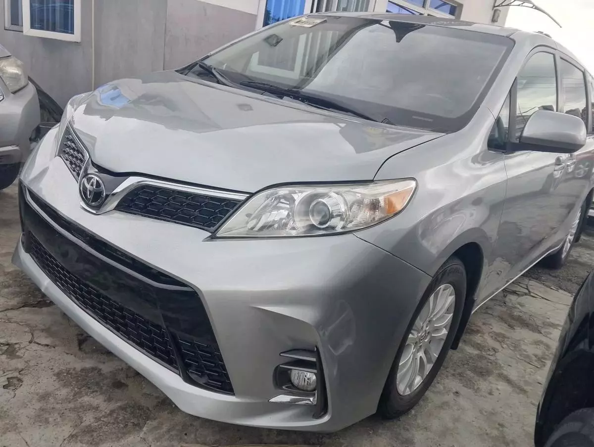 Toyota Sienna   - 2016