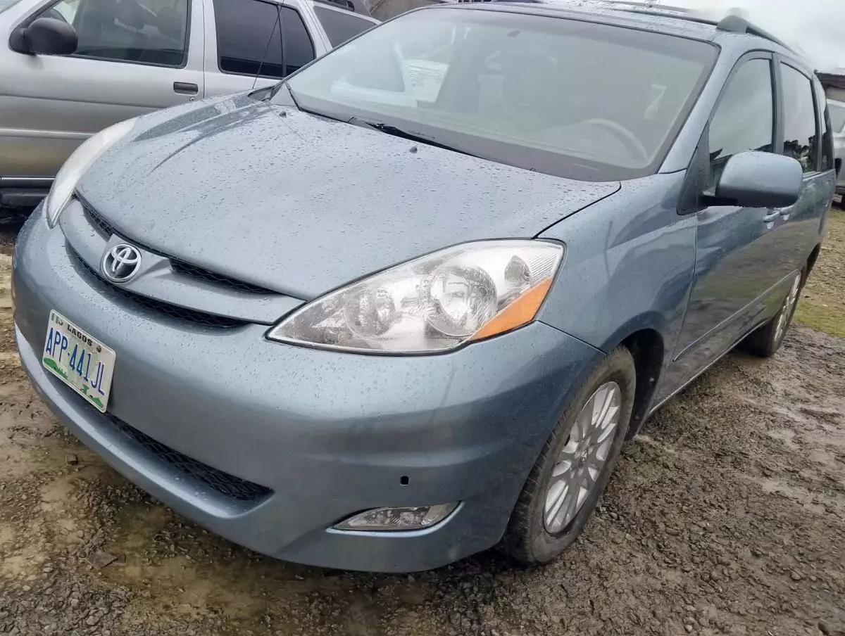 Toyota Sienna   - 2010