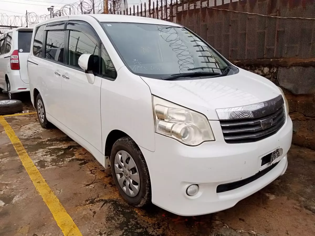 Toyota Noah   - 2011