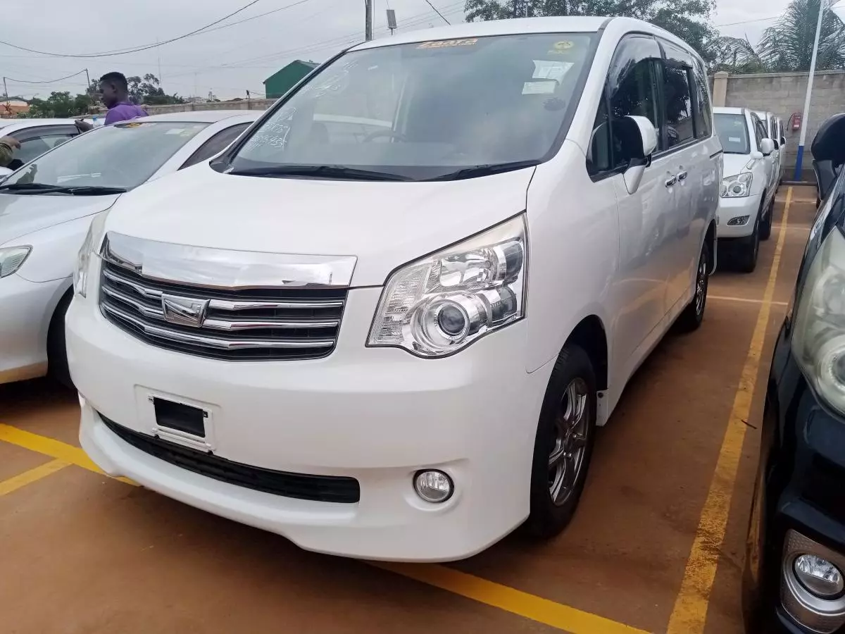 Toyota Noah   - 2011