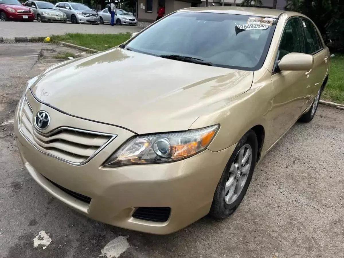 Toyota Camry   - 2011