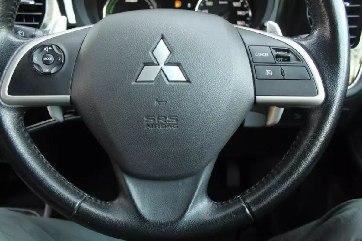 Mitsubishi Plug-in Hybrid Outlander - 2015