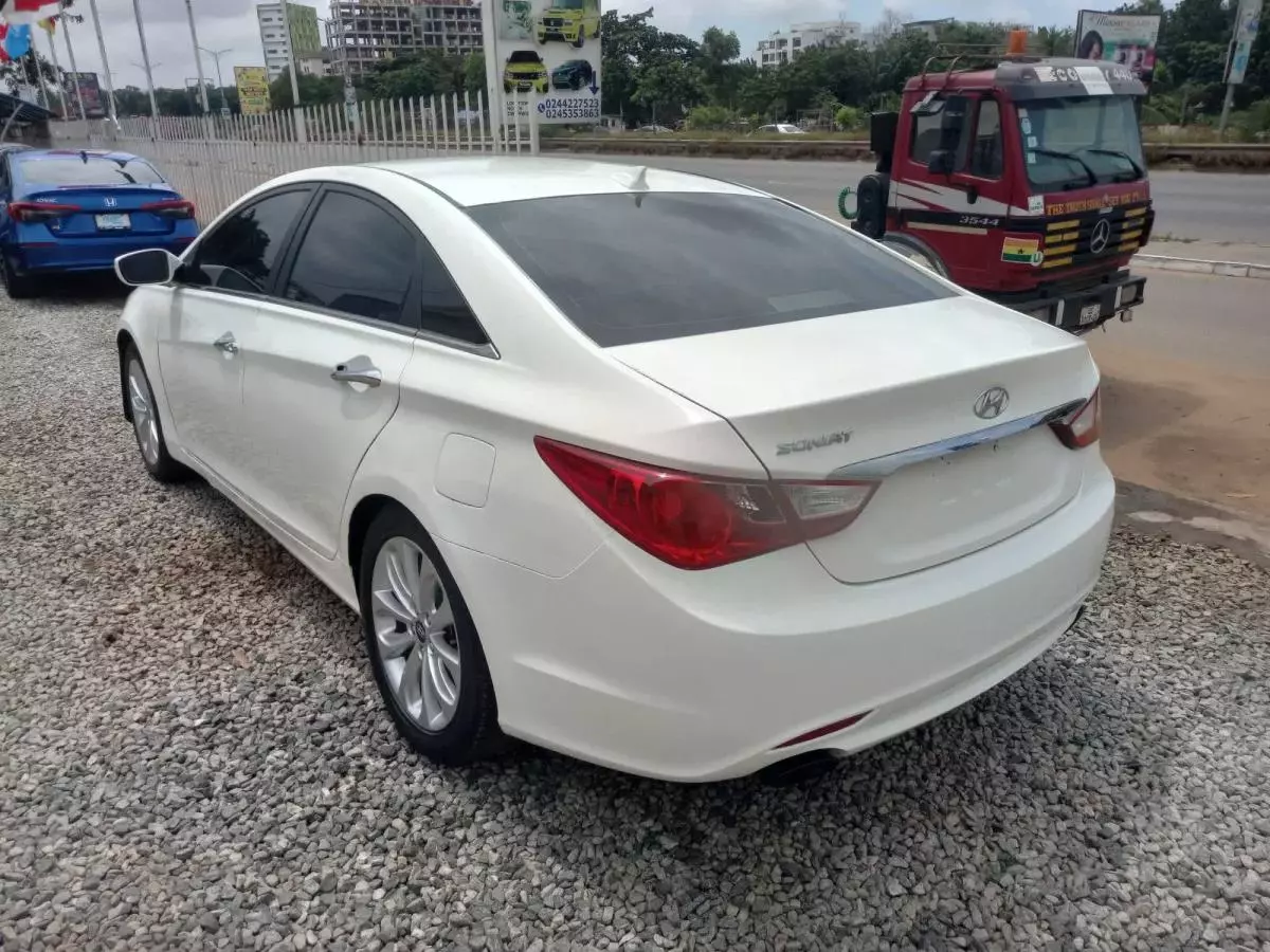 Hyundai Sonata   - 2013