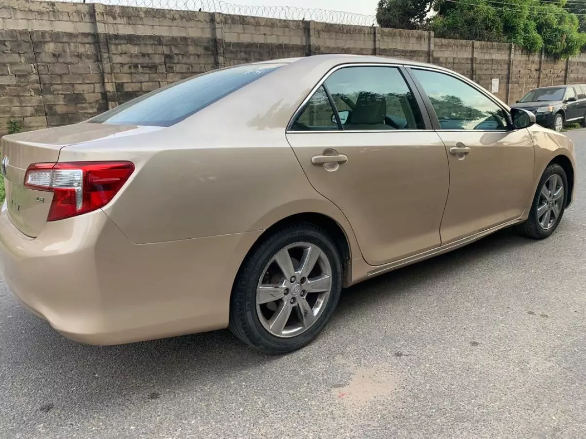 Toyota Camry   - 2012