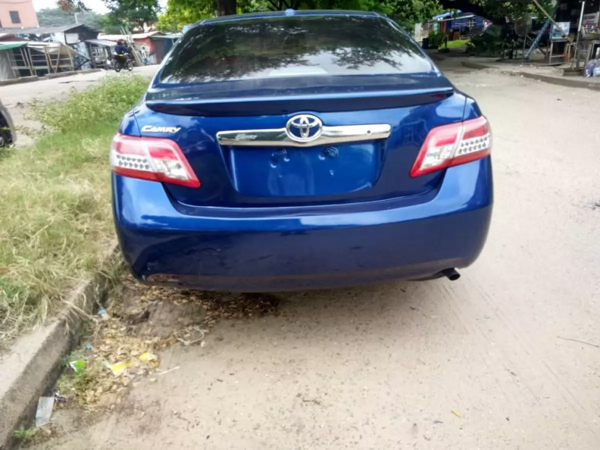 Toyota Camry   - 2011