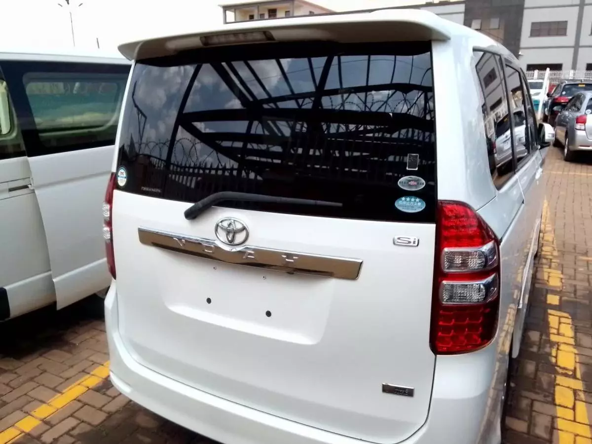 Toyota Noah   - 2010