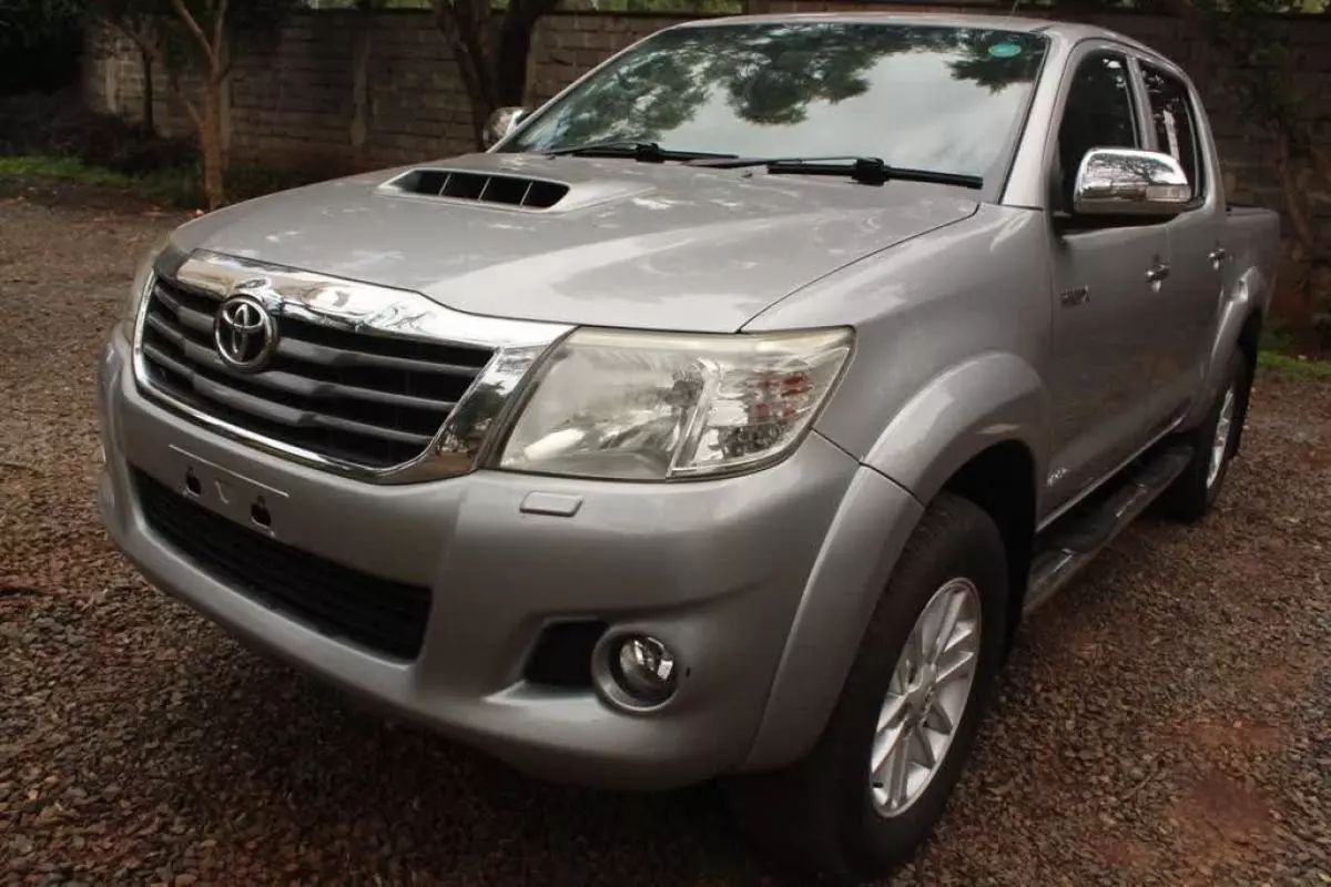 Toyota Hilux    - 2015