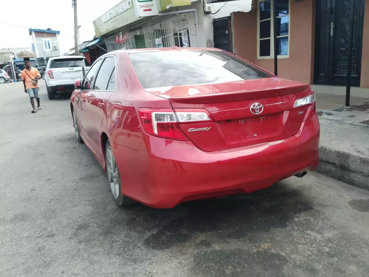 Toyota Camry   - 2012