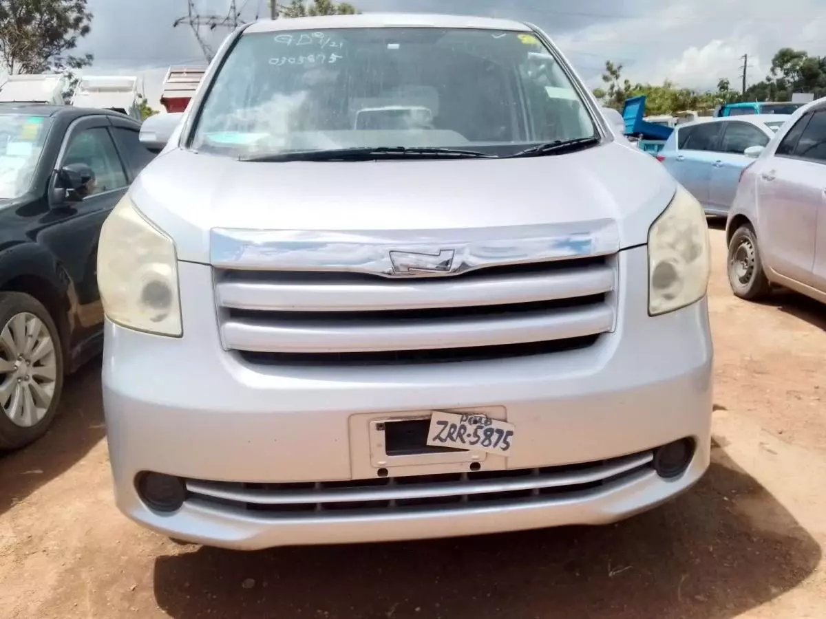 Toyota Noah - 2009