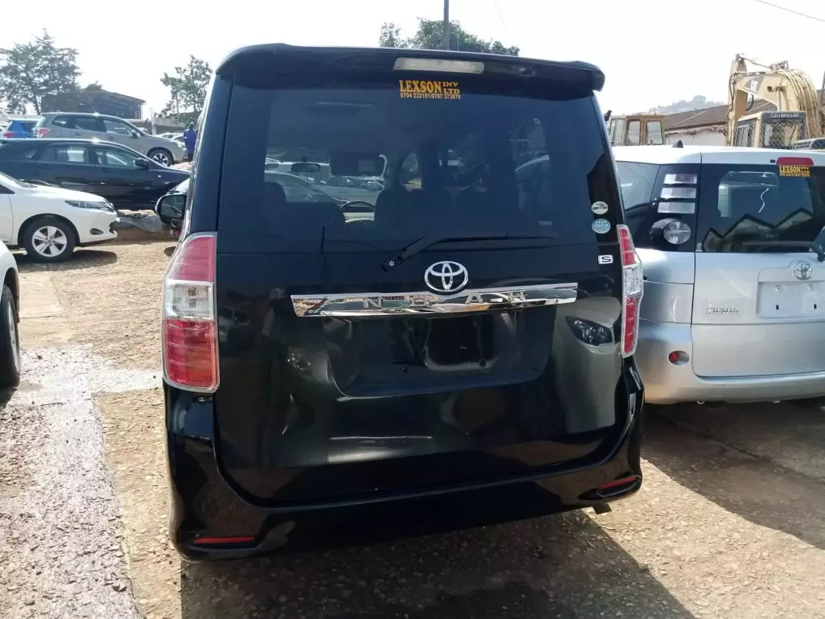 Toyota Noah   - 2010