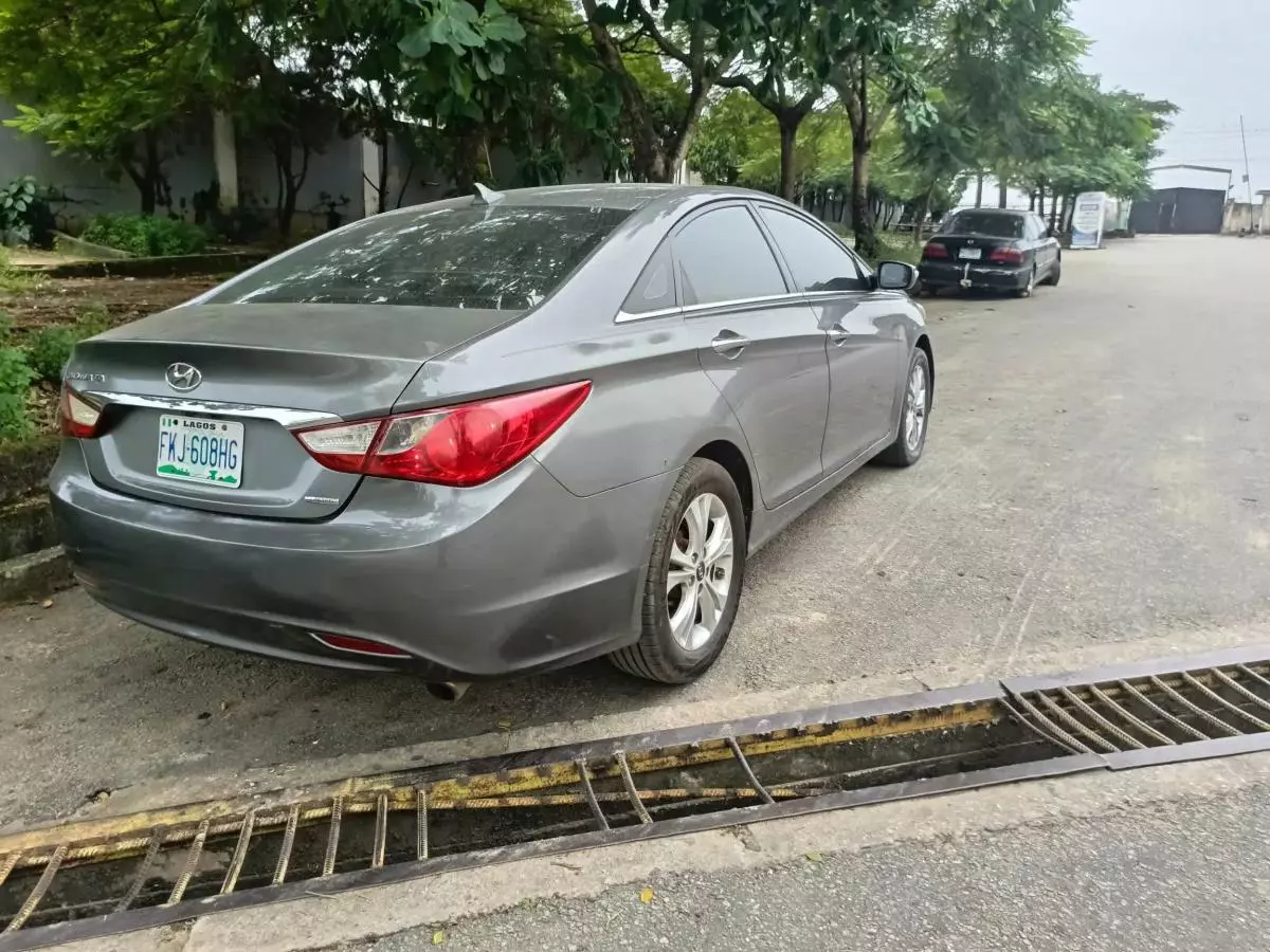 Hyundai Sonata   - 2011