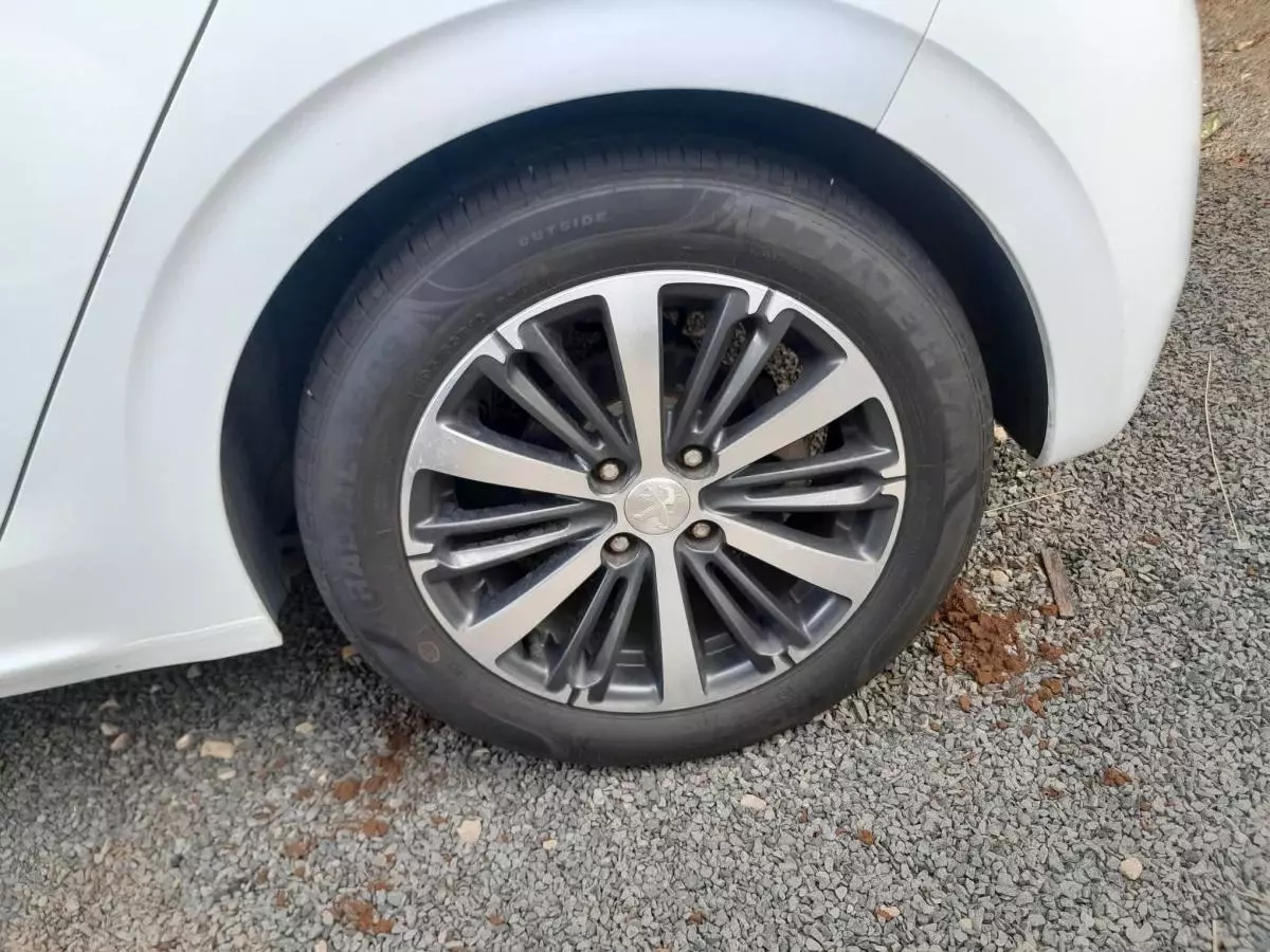 Peugeot 208 - 2015