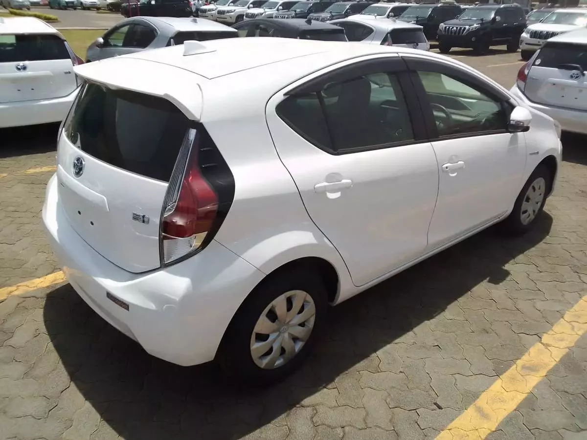 Toyota Aqua Hybrid - 2015