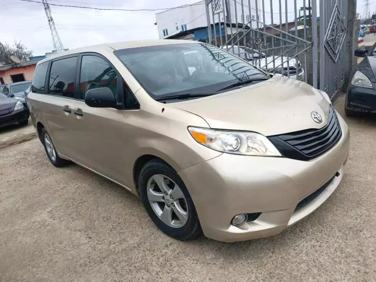 Toyota Sienna   - 2011