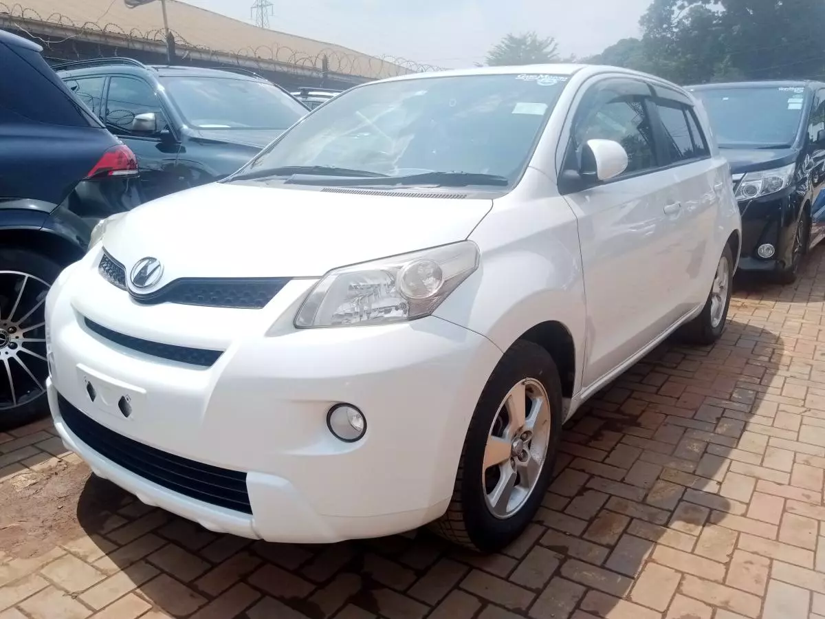 Toyota Ist    - 2011