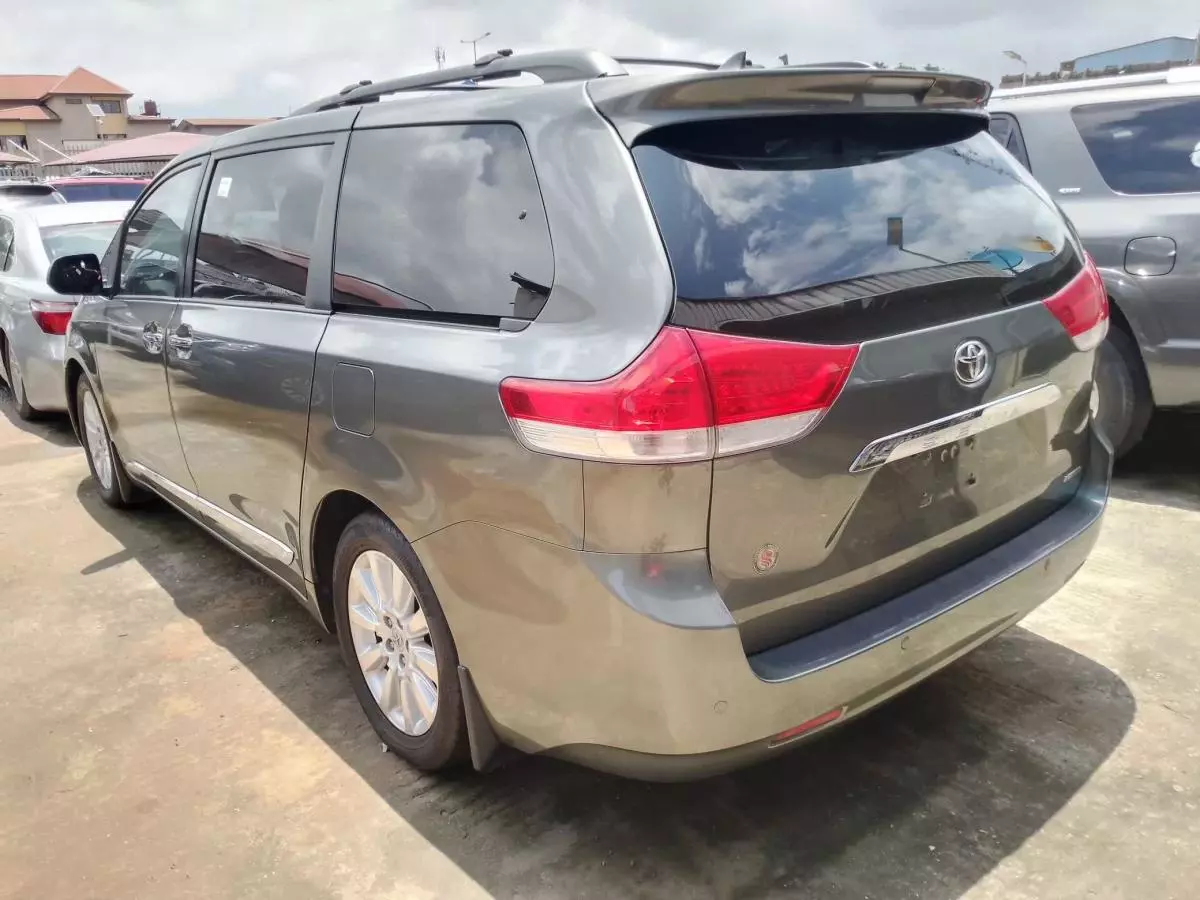 Toyota Sienna   - 2011